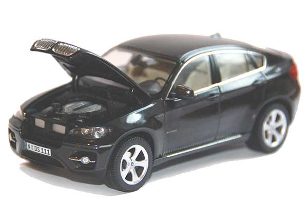 коллекционная модель автомобиля BMW в масштабе 1:43