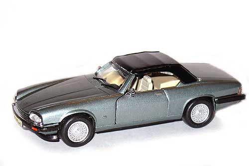 коллекционная модель автомобиля Jaguar в масштабе 1:43