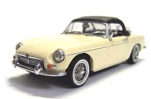 коллекционная модель автомобиля MG в масштабе 1:43
