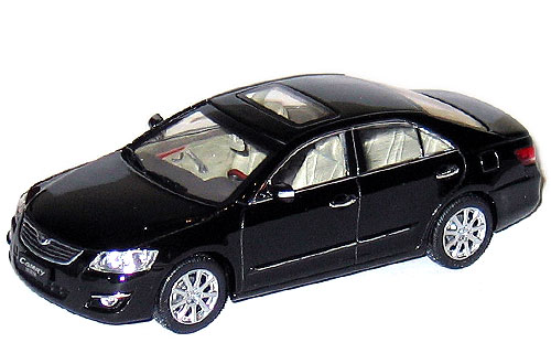 коллекционная модель автомобиля Toyota в масштабе 1:43